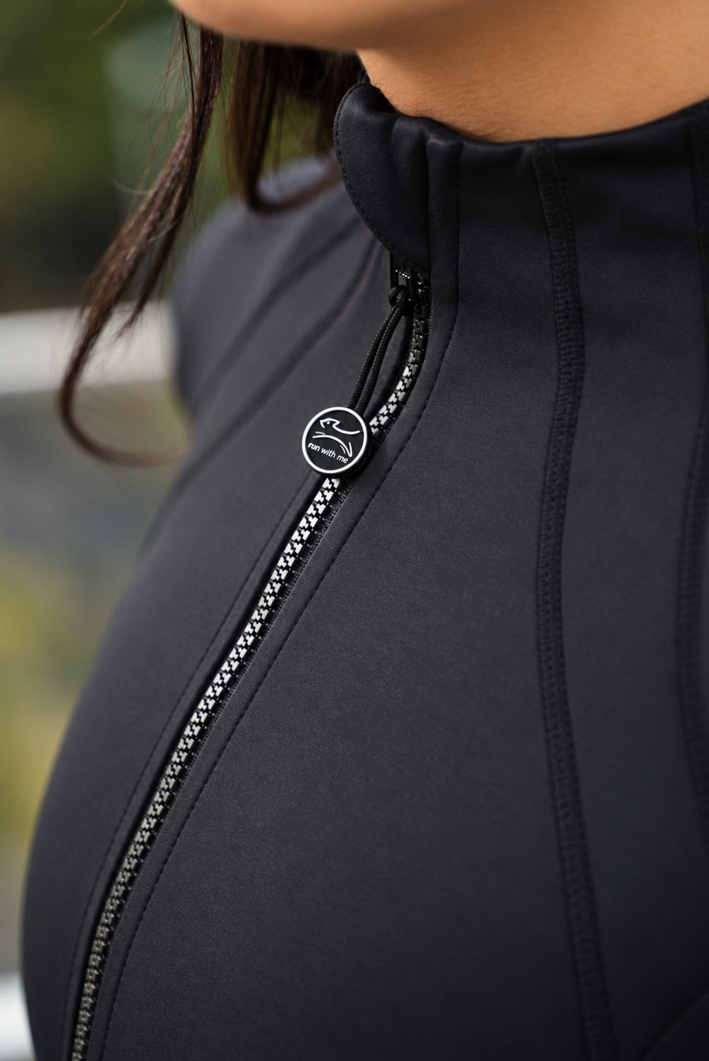 Detalle del cierre y cuello de Chaqueta Flexible Fit - Negro Pure